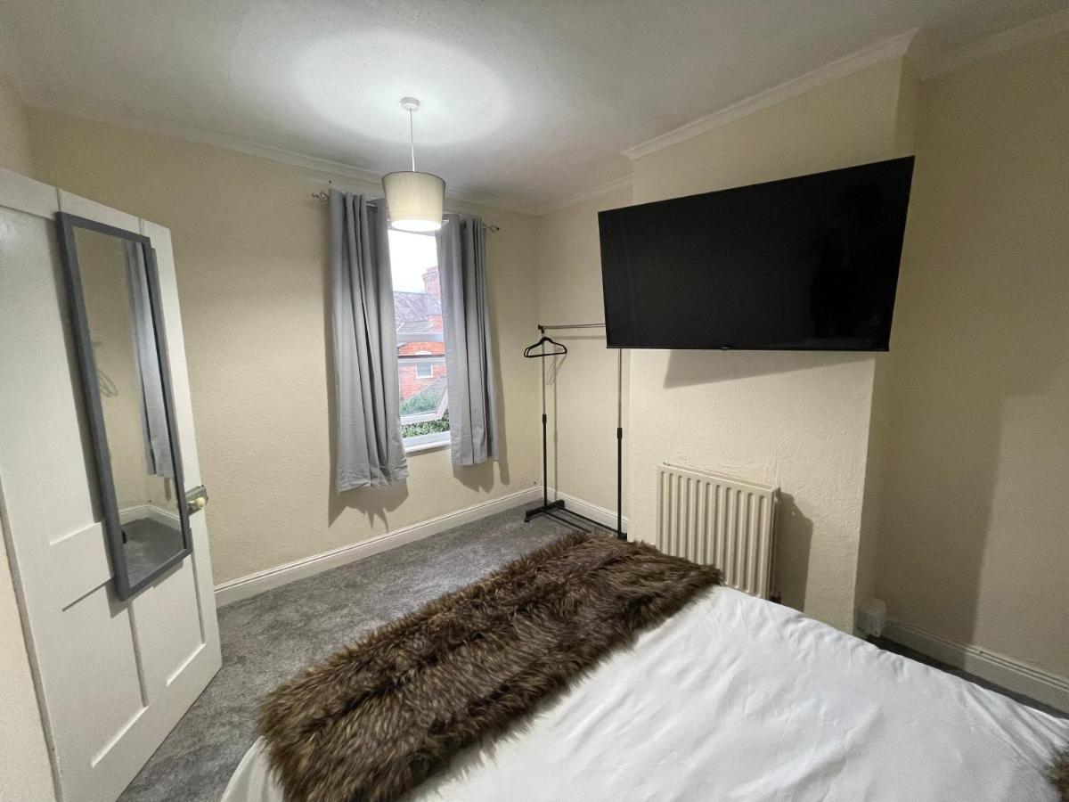 3 Bedrooms Comfortable Home With Jacuzzi Hot Tub Sleeps 10 Leicester Exterior foto