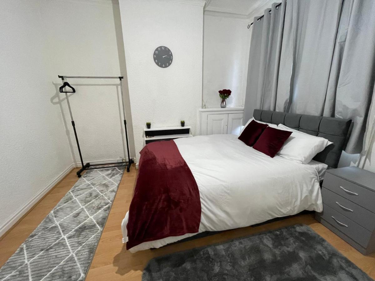 3 Bedrooms Comfortable Home With Jacuzzi Hot Tub Sleeps 10 Leicester Exterior foto